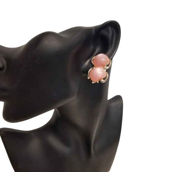 VINTAGE GOLDTONED & PINK MOONGLOW LUCITE CLIP ON EARRINGS - Picture 2 of 6